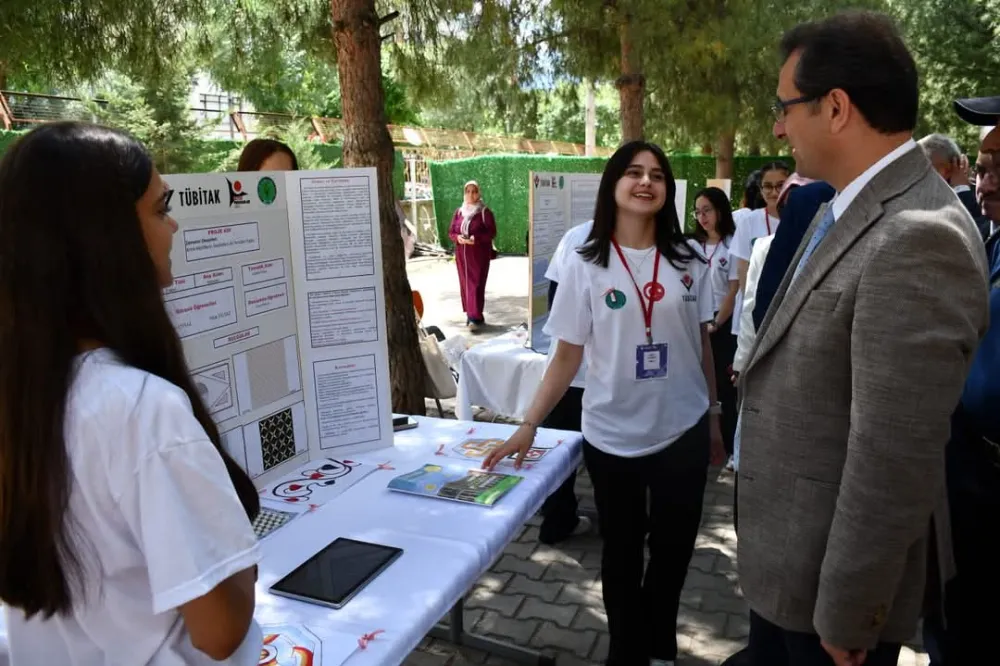 Şahin Şen Kız Anadolu İHL’de Bilim Şöleni: TÜBİTAK 4006 Fuarı Göz Doldurdu