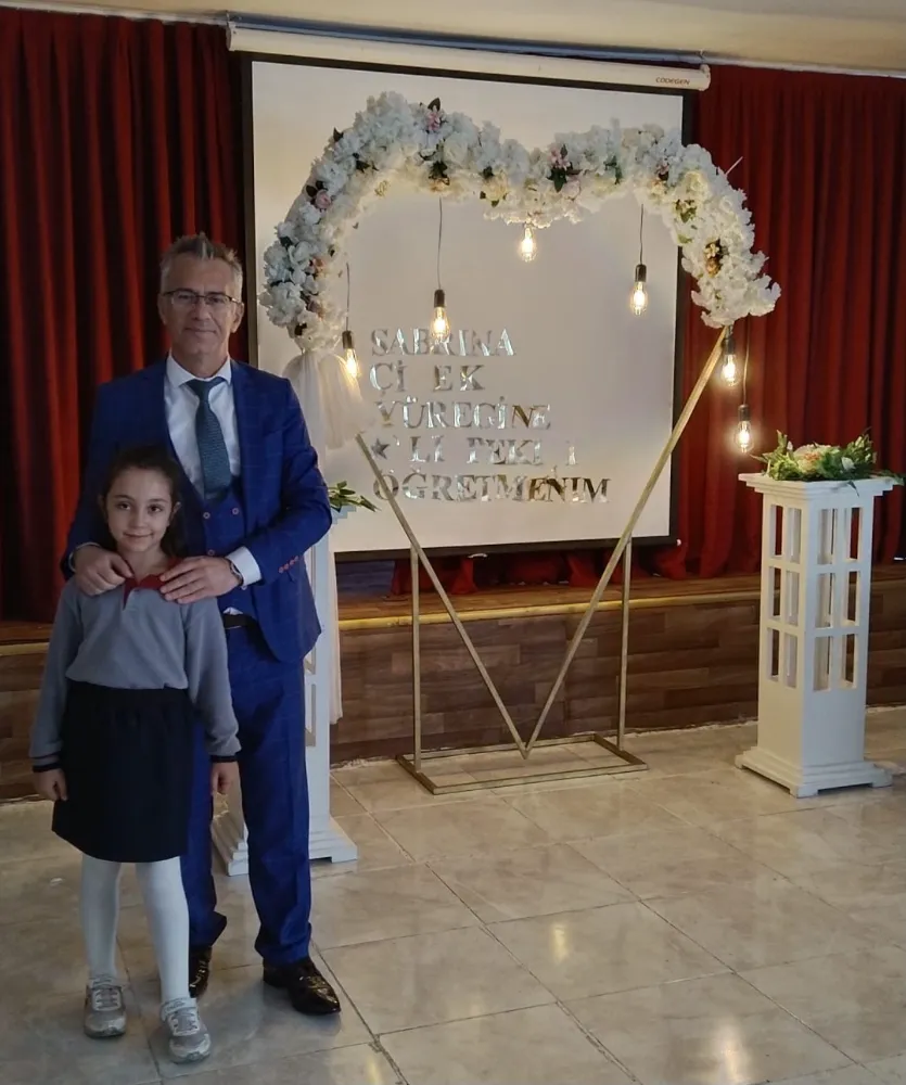 Esila KAVAZLAR-Benim Gülen Öğretmenim, Benim Ağlayan Kalbim