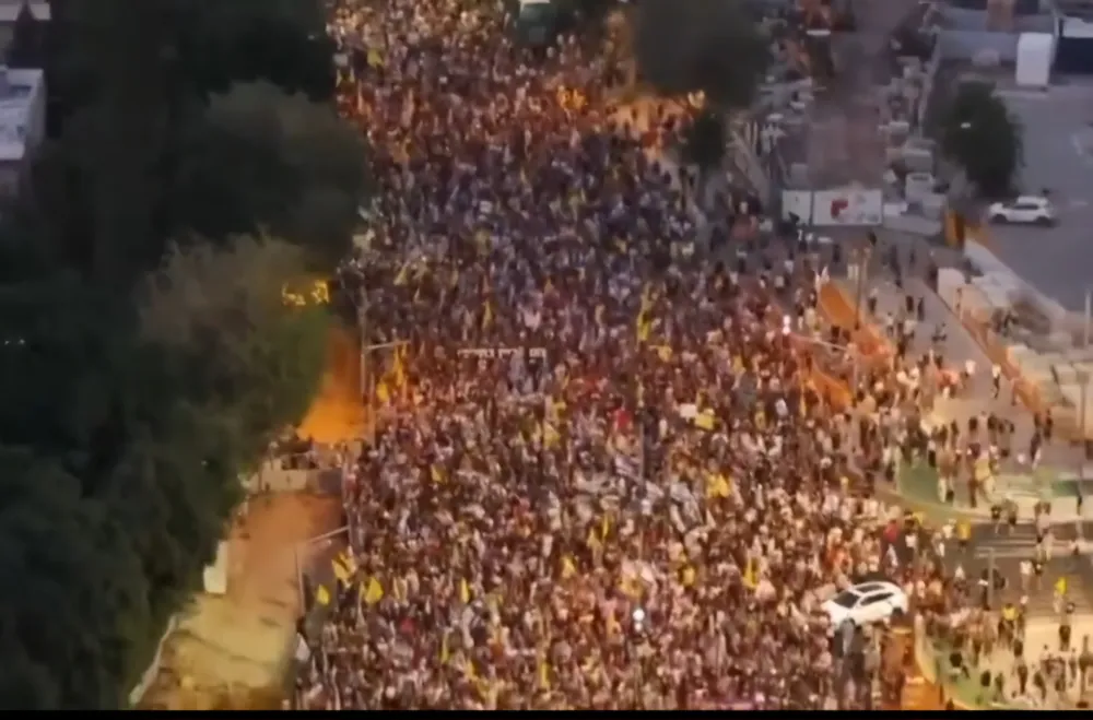 Tel Aviv’de binlerce İsrailli Netanyahu’nun istifası için sokaklara döküldü.