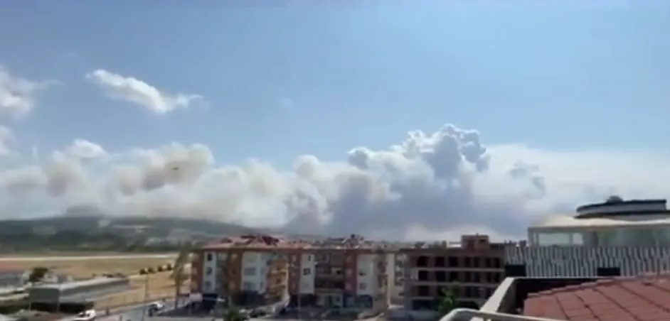 Çanakkale’de Orman Yangını Rüzgarın Etkisiyle Büyüyor: Hastane ve Üniversite Tahliye Edildi